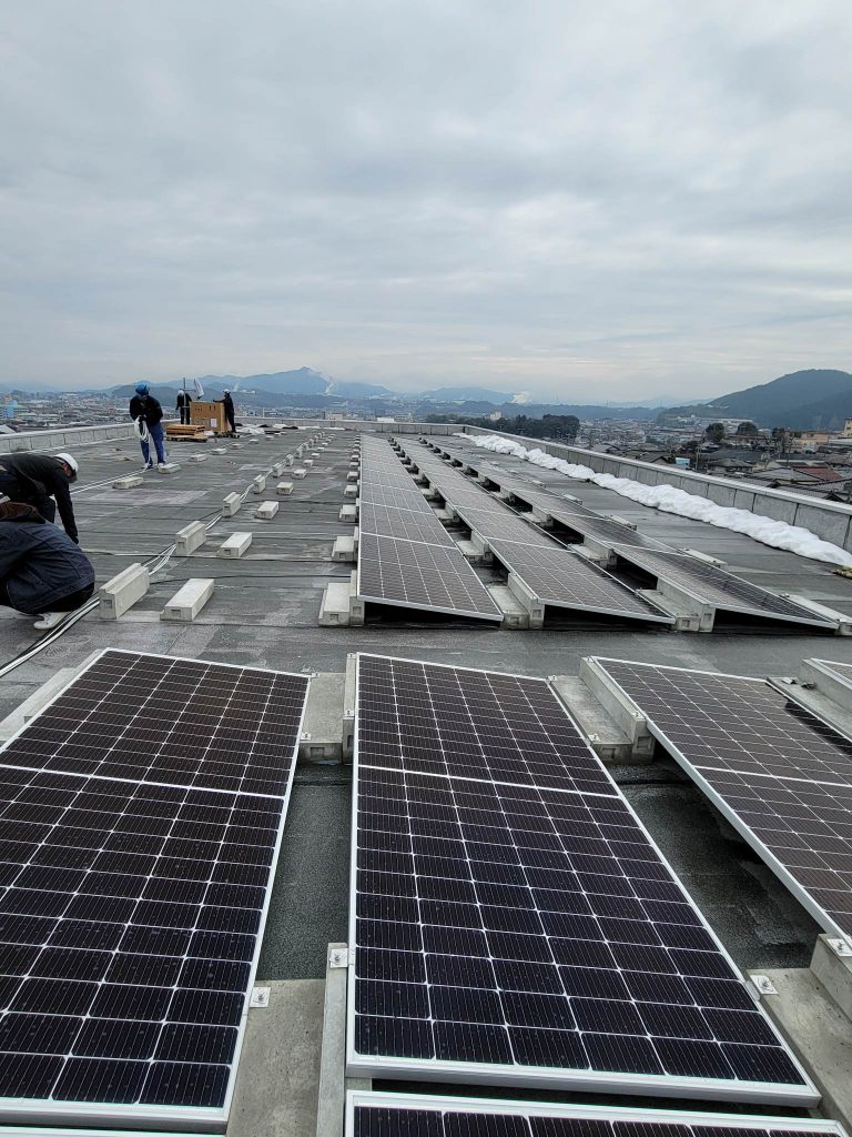 太陽光パネル設置完了間近